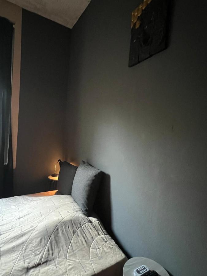 Private Schlafzimmer Mit Wc Dusche Monchengladbach Exterior photo